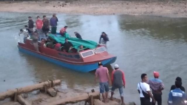 Penyambutan jenazah Jumhan alias Haji Permata di Pelabuhan Rakyat Tanjung Sengkuang, Batam. (Foto: Liputan6.com/Ajang Nurdin)