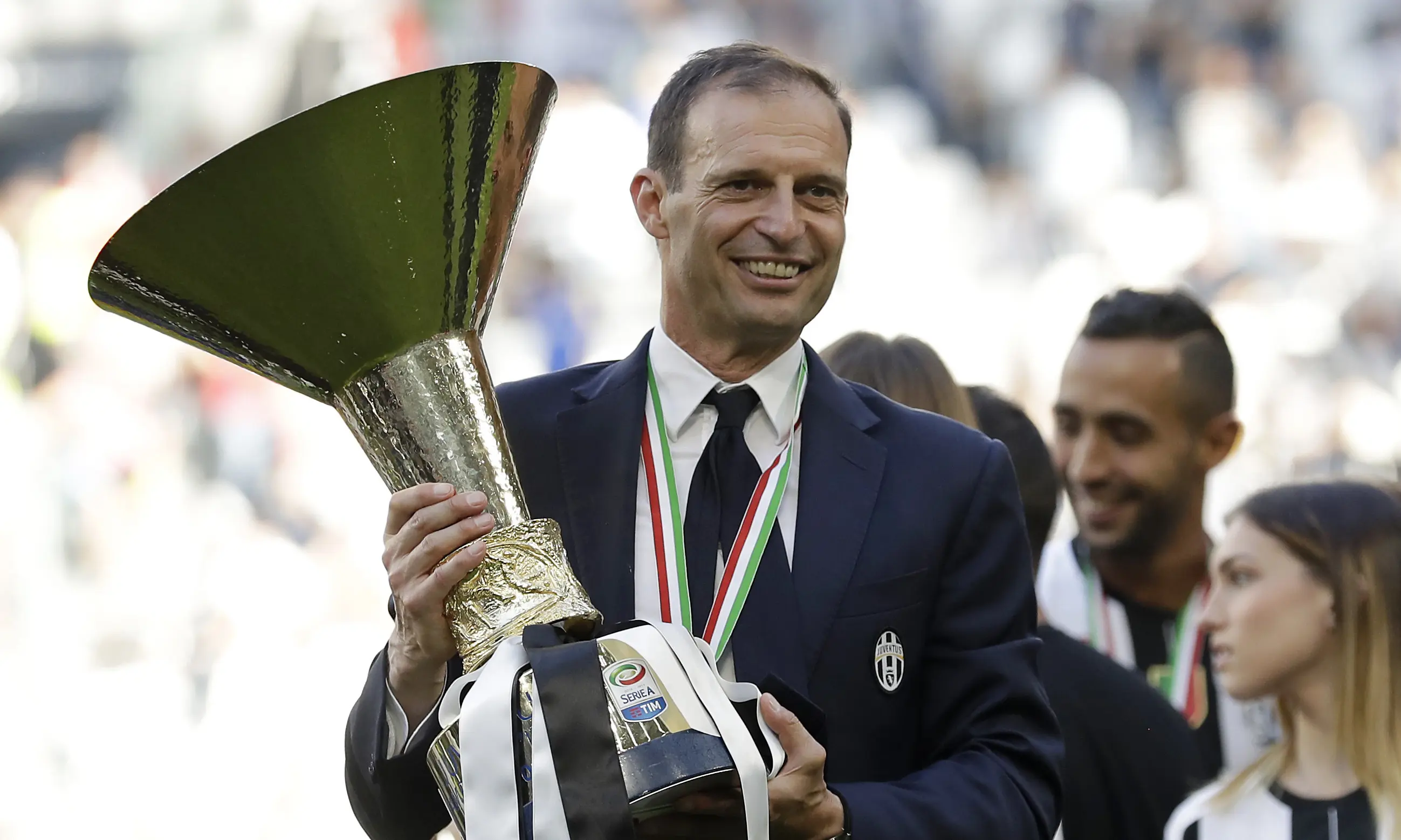 Pelatih Juventus, Massimiliano Allegri memegang trofi juara Serie A usai timnya melawan Crotone di Juventus stadium, Italia, (21/5/2017). (AP/Antonio Calanni, File)