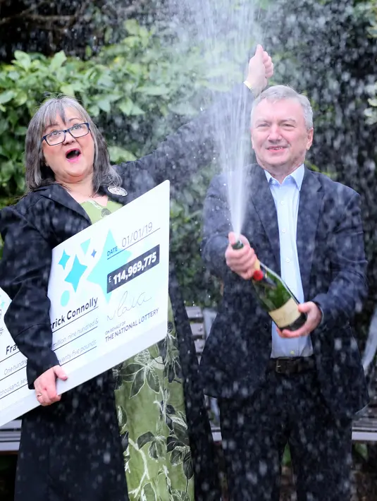 Frances dan Patrick Connolly seusai diumumkan sebagai pemenang lotere EuroMillions hari tahun baru di Belfast, Irlandia Utara, Jumat (4/1). Pasangan suami istri tersebut memperoleh 115 juta poundsterling atau sekitar Rp2,1 triliun. (Paul FAITH/AFP)