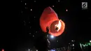 Pengunjung menerbangkan lampion saat perayaan Tahun Baru Imlek di Pantai Lagoon, Ancol, Jakarta, Selasa (5/2) malam. Sebanyak 500 lampion diterbangkan oleh pengunjung dalam  rangka menutup Festival Imlek di Ancol. (Merdeka.com/Iqbal S Nugroho)