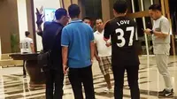 Bermaksud mengantar istri berburu tanda tangan pemain Timnas Indonesia, Tugiyo malah diburu suporter untuk berfoto bersama. (Bola.com/Dok Pribadi)