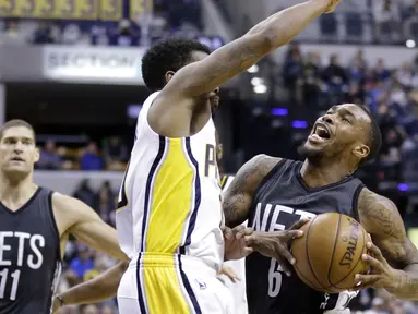 Pemain Brooklyn Nets, Sean Kilpatrick (kanan) dilanggar pemain Indiana Pacers, Aaron Brooks (kiri) saat mencoba melakukan layup pada laga lanjutan NBA di  Bankers Life Fieldhouse, Indianapolis, (5/1/2017).  (AP/Michael Conroy)