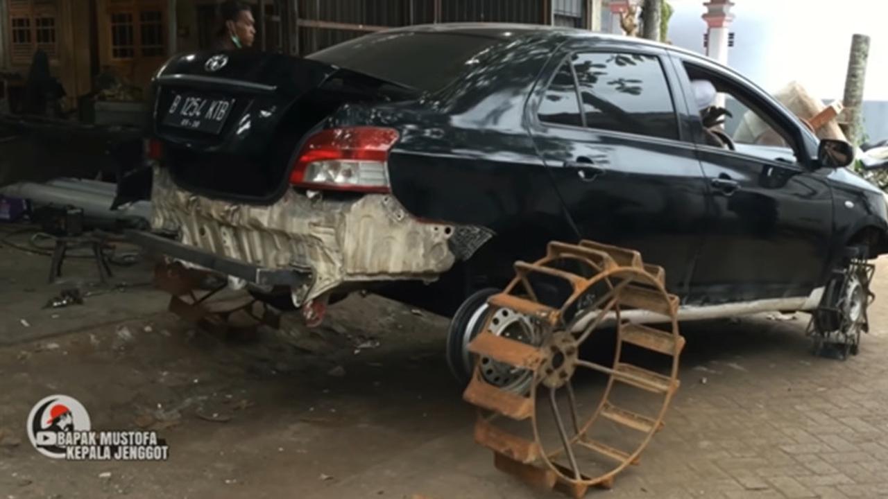 Bajak Sawah Pakai Mobil Toyota Vios. kanal YouTube BAPAK MUSTOFA KEPALA JENGGOT ©2021 Merdeka.com