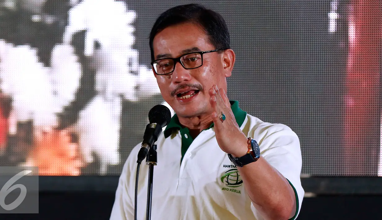 Menteri Agraria dan Tata Ruang, Ferry Musyidan Baldan memberikan sambutan pada peringatan Hari Agraria Nasional di kantor Kementerian ATR/BNP, Jakarta, Minggu (27/9/2015). (Liputan6.com/Yoppy Renato)