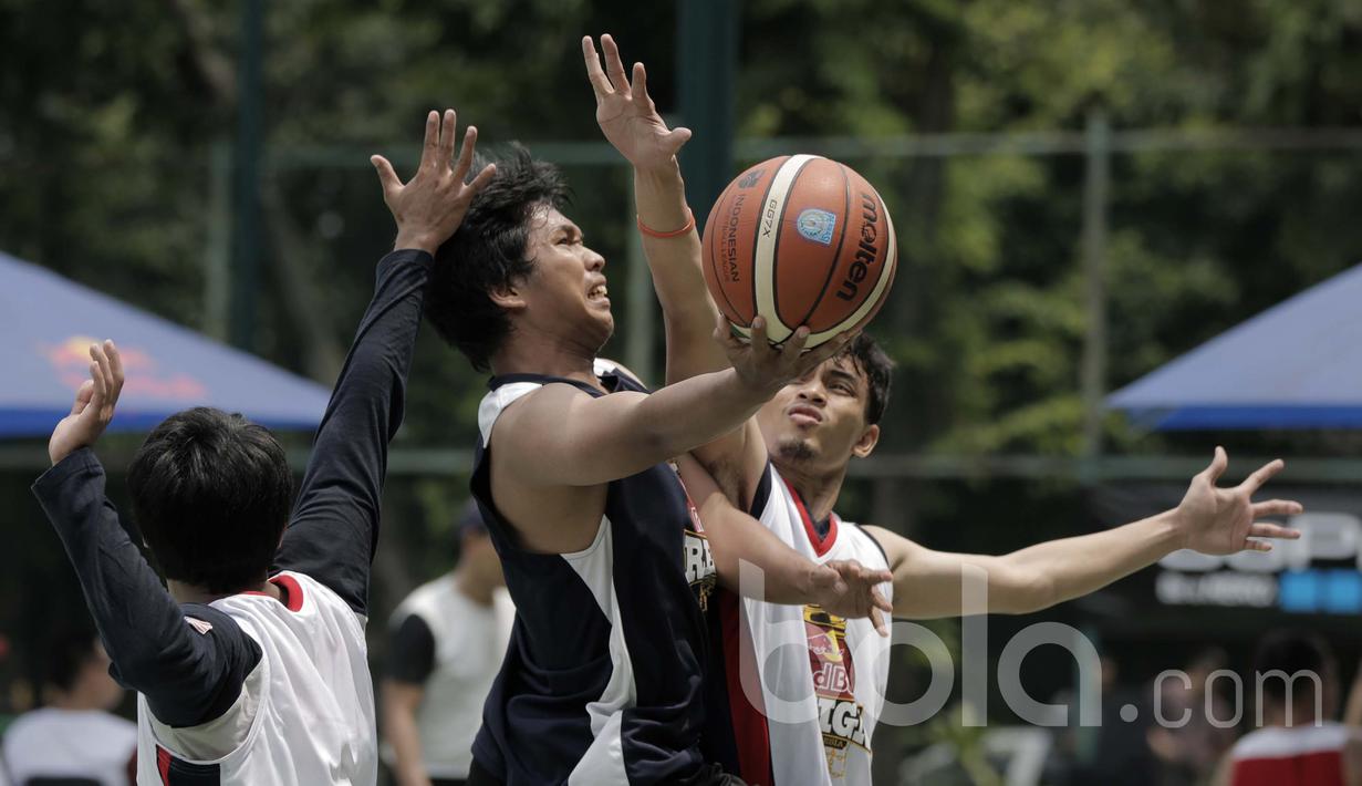 Peserta Red Bull Reign 3x3 di Indonesia berlomba untuk menjadi yang terbaik di Lapangan Basket Pati Unus Jakarta, Sabtu (15/4/2017). (Bola.com/Peksi Cahyo)