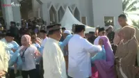 Usai Salat Id, Prabowo Halal Bihalal dengan Warga di Aceh Tamiang dan Bagikan Bingkisan