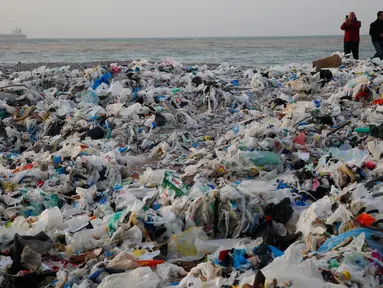 Pantai Zouq Mosbeh tertutup tumpukan sampah-sampah plastik yang tersapu ke darat di utara Beirut, 22 Januari 2018. Lautan sampah itu menumpuk setelah disapu gelombang besar yang ditimbulkan hantaman badai di Lebanon. (AP/Hussein Malla)