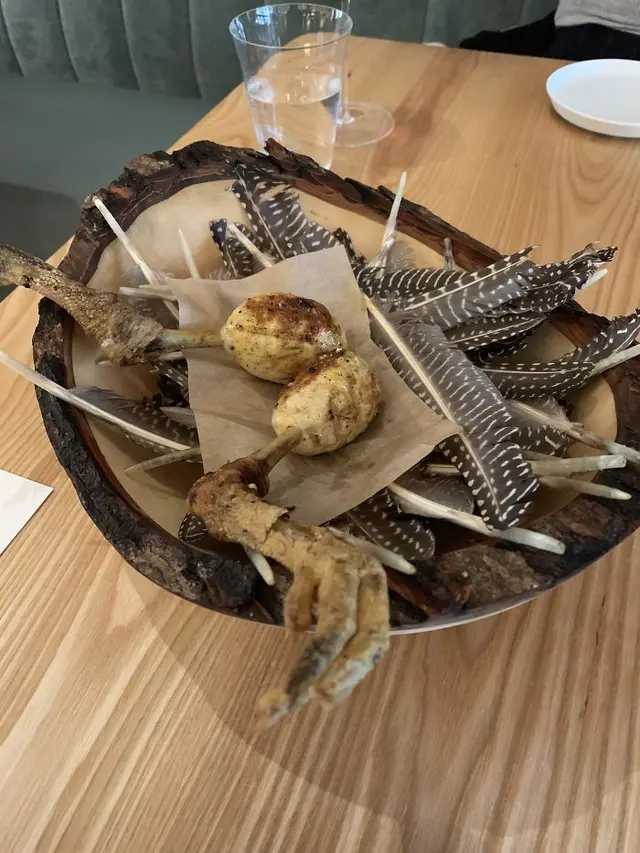 potret nyeleneh restoran sajikan makanan