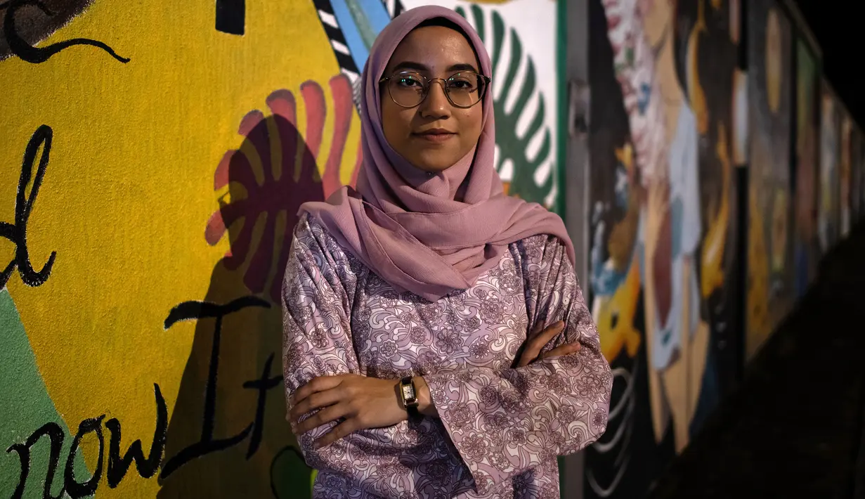 Pegulat hijab Malaysia, Nor "Phoenix" Diana berpose mengenakan pakaian tradisional yang disebut "baju kurung" di Kuala Lumpur pada 15 Juli 2019. Di luar ring, Nor Diana yang sehari-harinya  bekerja di rumah sakit kabarnya adalah sosok yang lembut dan pemalu. (Mohd RASFAN/AFP)