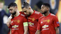 Pemain Manchester United, Bruno Fernandes, Alex Telles dan Fred tertunduk lesu usai ditaklukkan Villarreal pada laga final Liga Europa di Stadion Gdansk, Kamis (27/5/2021). MU gagal menjadi juara usai takluk adu penalti dengan skor 10-11. (AFP/Kackper Pempel/Pool)