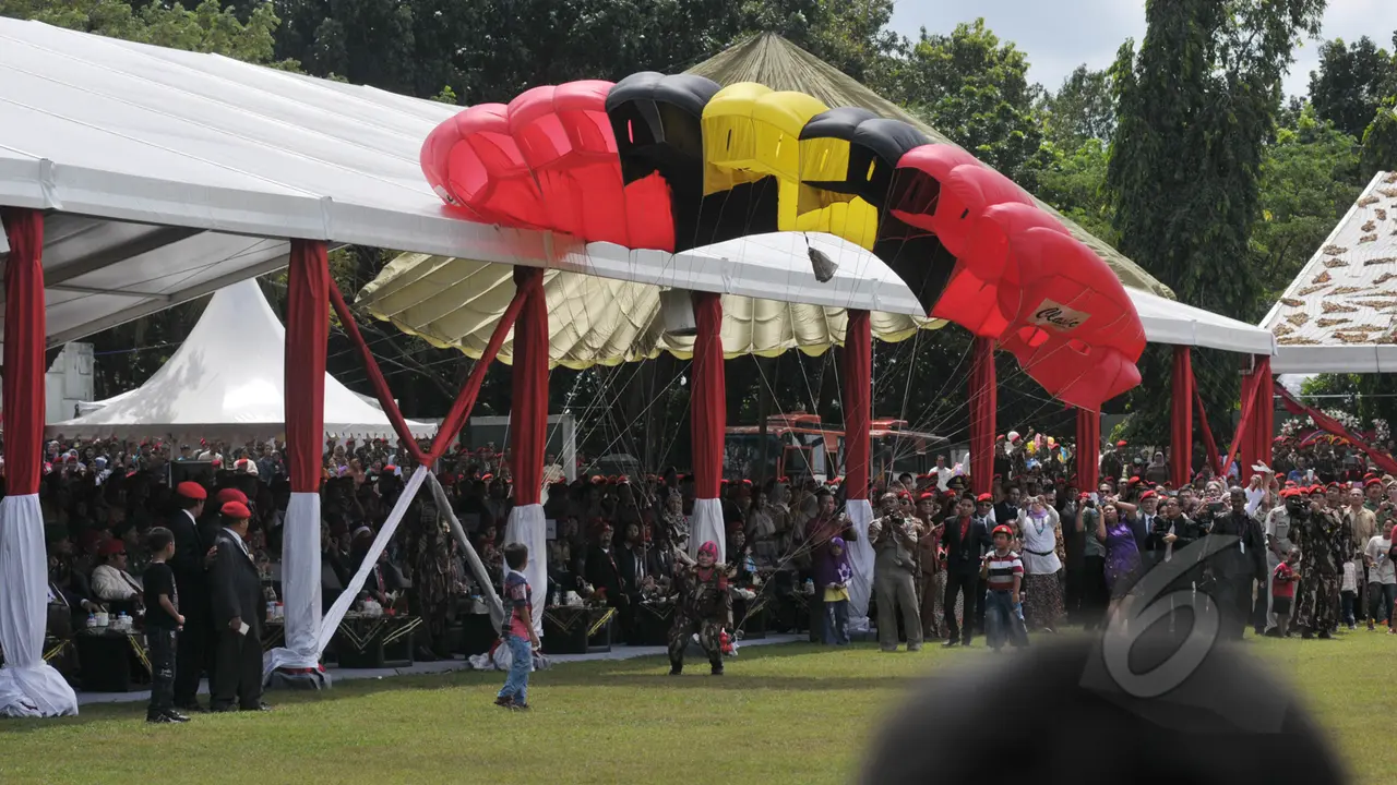 Aksi Terjun Payung Prajurit di Perayaan HUT ke-63 Kopassus