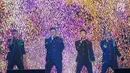 Personel Westlife tampil dalam konser "Westlife - TheTwentyTour 2019" di ICE BSD, Tangerang, Selasa (6/8/2019). Westlife membuka konser dengan lagu Hello My Love, My Love, What About Now serta Swear It Again. (Liputan6.com/Fery Pradolo)