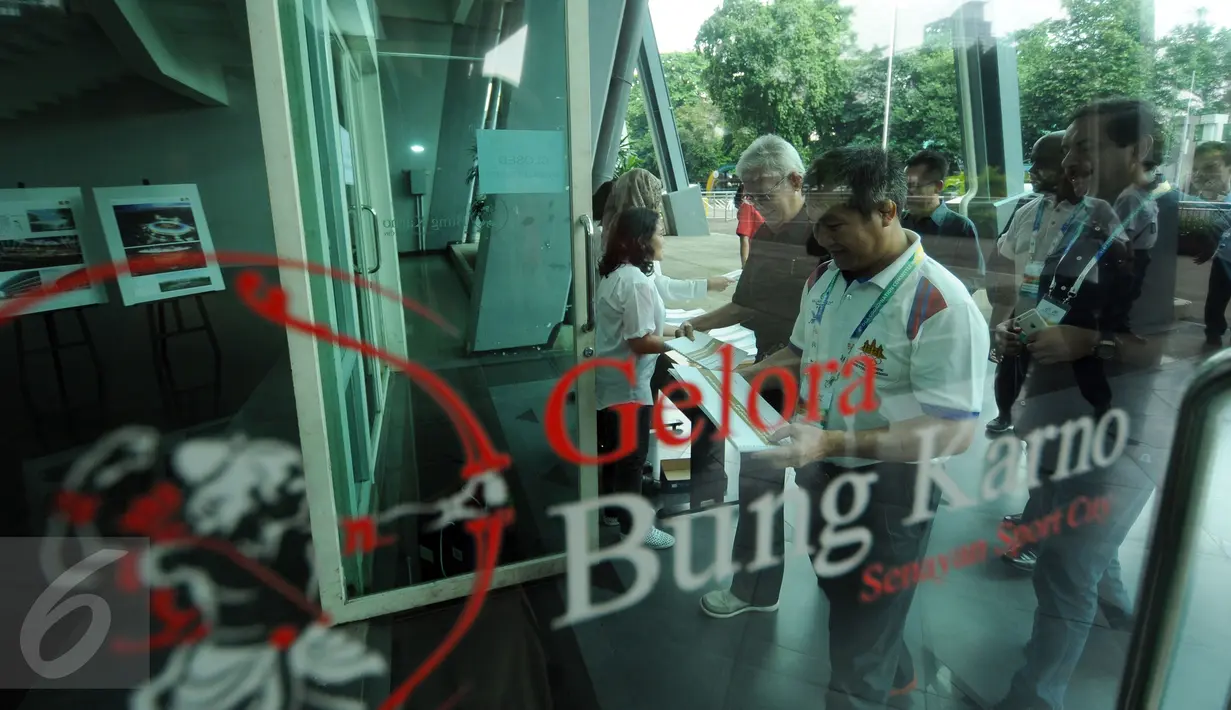 Delegasi Dewan Olimpiade Asia (OCA) bersiap meninjau kondisi terkini Stadion Gelora Bung Karno Jakarta, Selasa (10/5/2016). Rencananya, Stadion GBK akan mulai direnovasi pada awal Juni mendatang. (Liputan6.com/Helmi Fithriansyah)