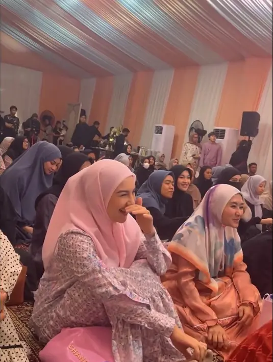 Tawa Irish Bella saat mendengarkan kajian dari dr. Aisyah. Istri Ammar Zoni itu begitu anggun kenakan dress motif bunga pink dengan hijab warna senada. [Instagram/meisya__siregar]