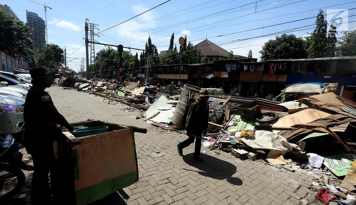 Suasana di area Rusun Bendungan Hilir (Benhil) II usai bangunan liar yang berada di dekat jalur kereta dibongkar, Jakarta Minggu (3/12). (Liputan6.com/JohanTallo)