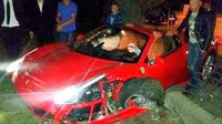 Teler, Pria Ini Tak Sadar Hancurkan Ferrari 458 Miliknya