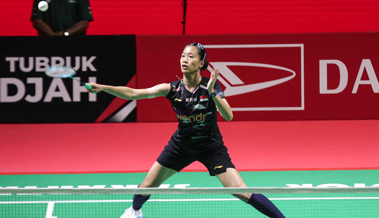 Tampil di kandang sendiri, Putri Kusuma Wardani melaju cepat dalam perolehan poin di awal set pertama. Tampak dalam foto, pebulu tangkis tunggal putri Indonesia, Putri Kusuma Wardani saat beraksi melawan wakil Taiwan, Sung Shuo Yun, pada babak 32 besar Indonesia Masters 2026 di Istora Gelora Bung Karno, Senayan, Jakarta, Rabu (21/1/2026) malam. (Bola.com/Abdul Aziz)