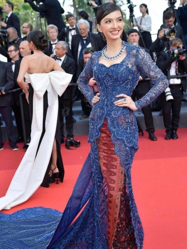 7 Potret Raline Shah di Festival Film Cannes 2023, Aura Kecantikannya Bersinar dengan Kebaya Biru