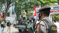 HMI Bojonegoro menggelar aksi damai dalam rangka merefleksikan HUT Republik Indonesia ke-76 di depan gedung DPRD Bojonegoro. (Liputan6.com/Ahmad Adirin)