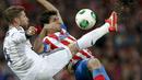 Striker Atletico Madrid, Diego Costa, berebut bola dengan bek Real Madrid, Sergio Ramos, pada laga final Piala Raja di Stadion Santiago Bernabeu, Spanyol, Jumat (17/5/2013). (EPA/Alberto Martin)