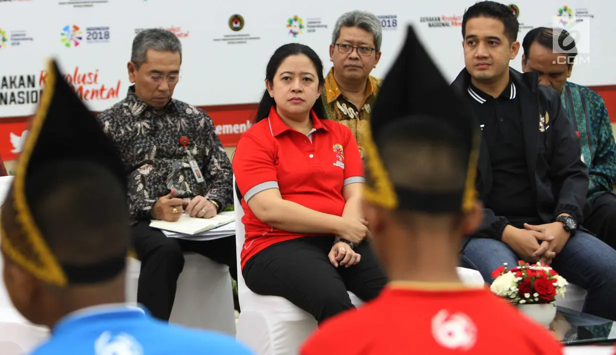 Menko PMK Puan Maharani mendengarkan sambutan dalam acara pelepasan timnas anak jalanan Garuda Baru di Jakarta, Selasa (8/5). Pelatih Garuda Baru, Wahyu Kurniawan mengaku termotivasi untuk meraih hasil bagus dalam SCWC 2018. (Liputan6.com/Angga Yuniar)