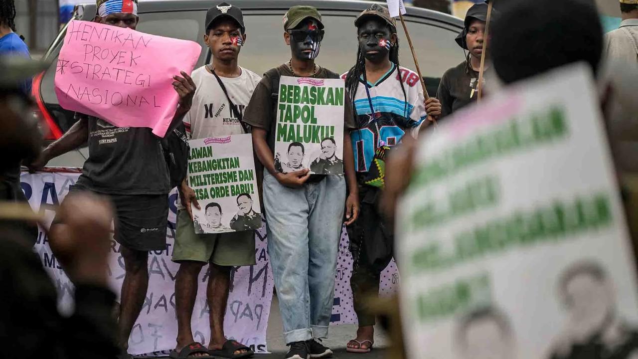 FOTO: Ratusan Mahasiswa Papua Gelar Aksi 1 Desember di Surabaya