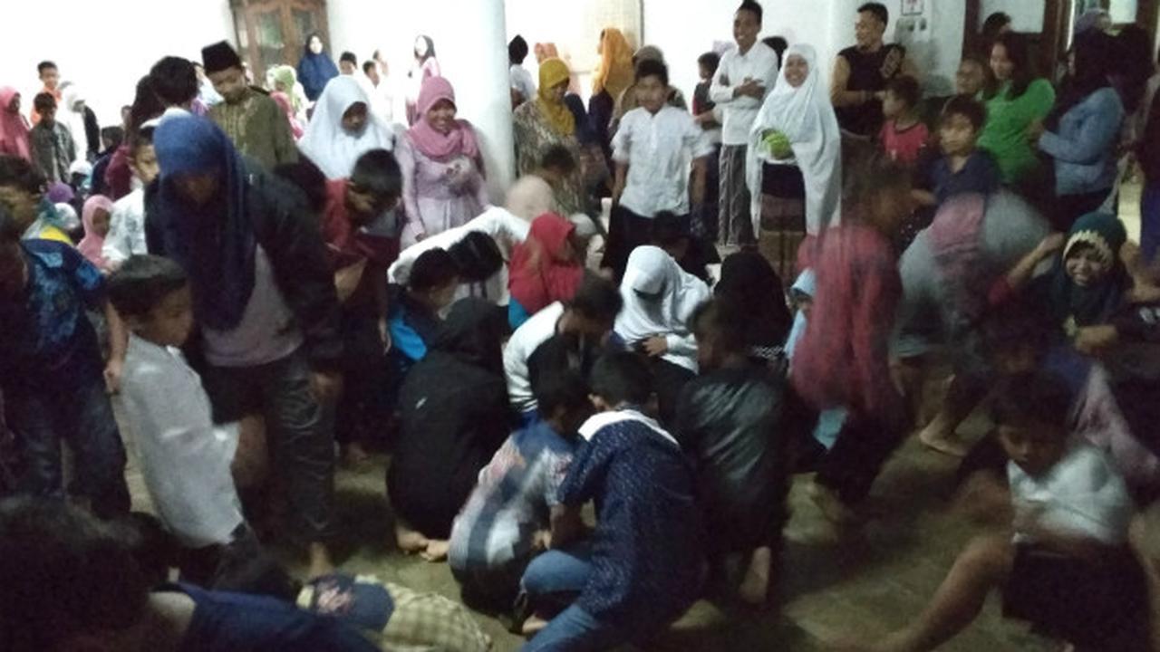 Maulid Nabi, 500 anak Berebut Uang Receh Rp 5 Juta di Masjid Kediri