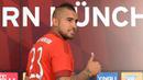 Pemain baru Bayern Munchen Arturo Vidal diperkenalkan pada jumpa pers di Munich, Jerman, Selasa (28/7/2015). (AFP Photo/Christof Stache)