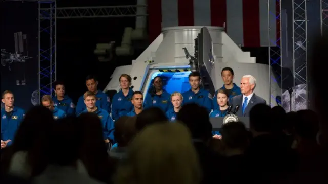 Wakil Presiden Amerika Serikat Mike Pence saat mengumumkan 12 nama astronot terpilih yang bergabung bernama NASA (Twitter/@VP)