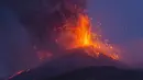 Asap mengepul dari Gunung Etna seperti yang terlihat dari Milo, Sisilia, Italia, Senin (9/8/2021). Gunung berapi paling aktif di Eropa tersebut menyemburkan abu vulkanik dan lava pijar ke sekitar area berpenduduk padat di lerengnya. (AP Photo/Salvatore Allegra)