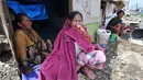 Warga Bongkaran Tanah Abang memanfaatkan puing-puing untuk membuat 'rumah darurat', Kawasan Bongkaran, Tanah Abang, Jakarta, Rabu (21/1/2015). (Liputan6.com/Miftahul Hayat)