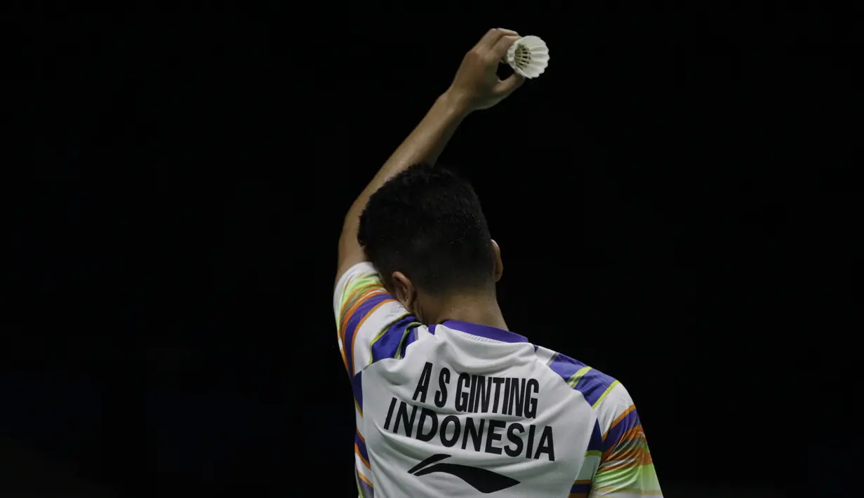 Tunggal putra Indonesia, Anthony Ginting, tampak lelah saat melawan Lu Guang Zu pada Blibli Indonesia Open 2019 di Istora Senayan, Jakarta, Selasa (16/7). Ginting menang 20-22, 23-21 dan 21-18. (Bola.com/Vitalis Yogi Trisna)