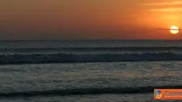 Citizen6, Bali: Pemandang sunset di pantai Kuta yang menarik wisatawan domestik maupun mancanegara. (Pengirim: Erman Subekti)