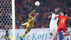 Kiper PSM Makassar, Reza Arya Pratama berhasil menepis sundulan pemain Persija Jakarta, Hanif Sjahbandi pada laga pekan pertama BRI Liga 1 2023/2024 antara Persija Jakarta menghadapi PSM Makassar di Stadion Utama Gelora Bung Karno (SUGBK), Senayan, Jakarta, Senin (3/7/2023). (Bola.com/M Iqbal Ichsan)