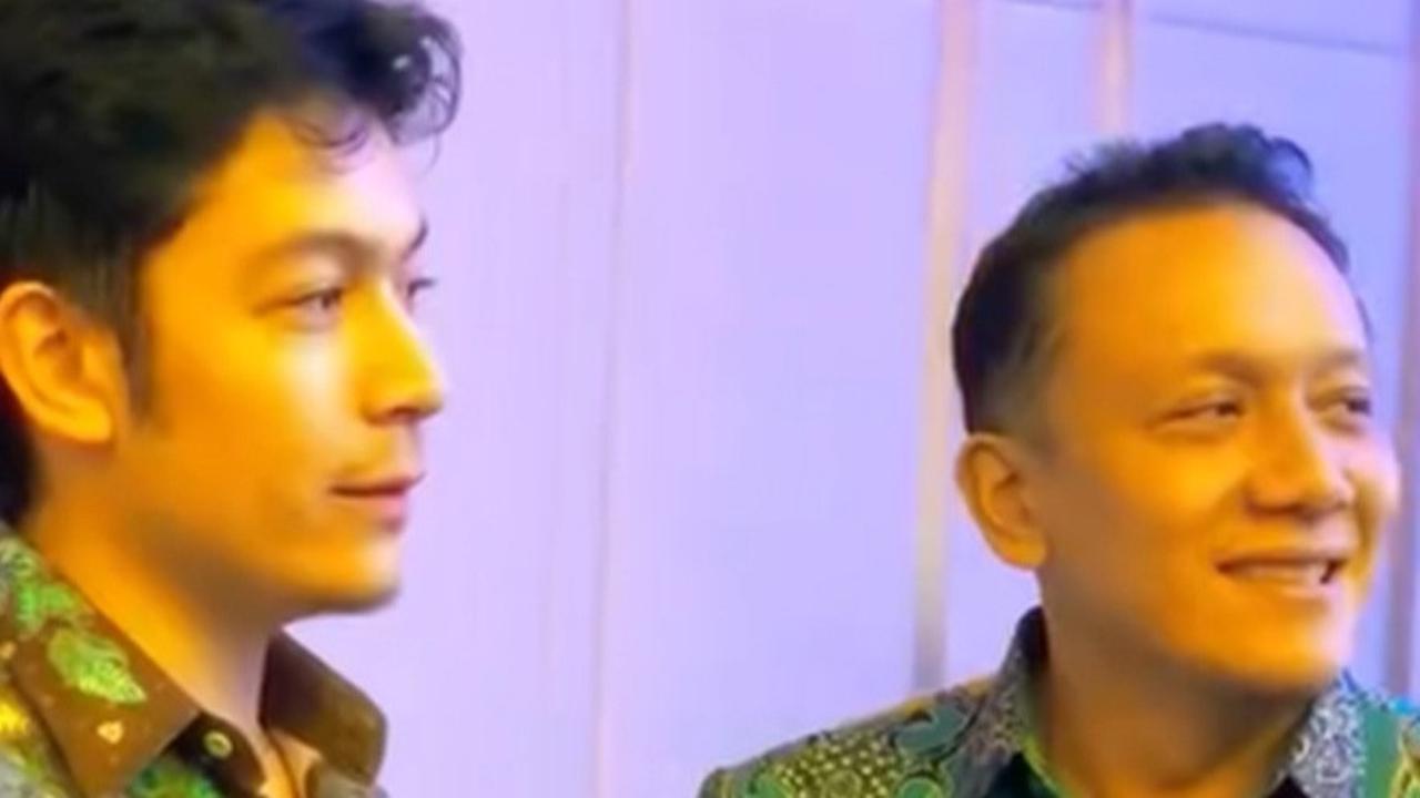 Gagah Berbaju Batik, Cucu Jenderal Intelijen Bikin 'Salfok' saat Dampingi Wamen LHK