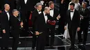 Produser La La Land, Jordan Horowitz mengajak sutradara Moonlight, Barry Jenkins bersama pemainnya usai pembacaan pemenang film terbaik di ajang Oscar 2017 di Hollywood, California, AS (26/2). (AFP/Mark Ralston)