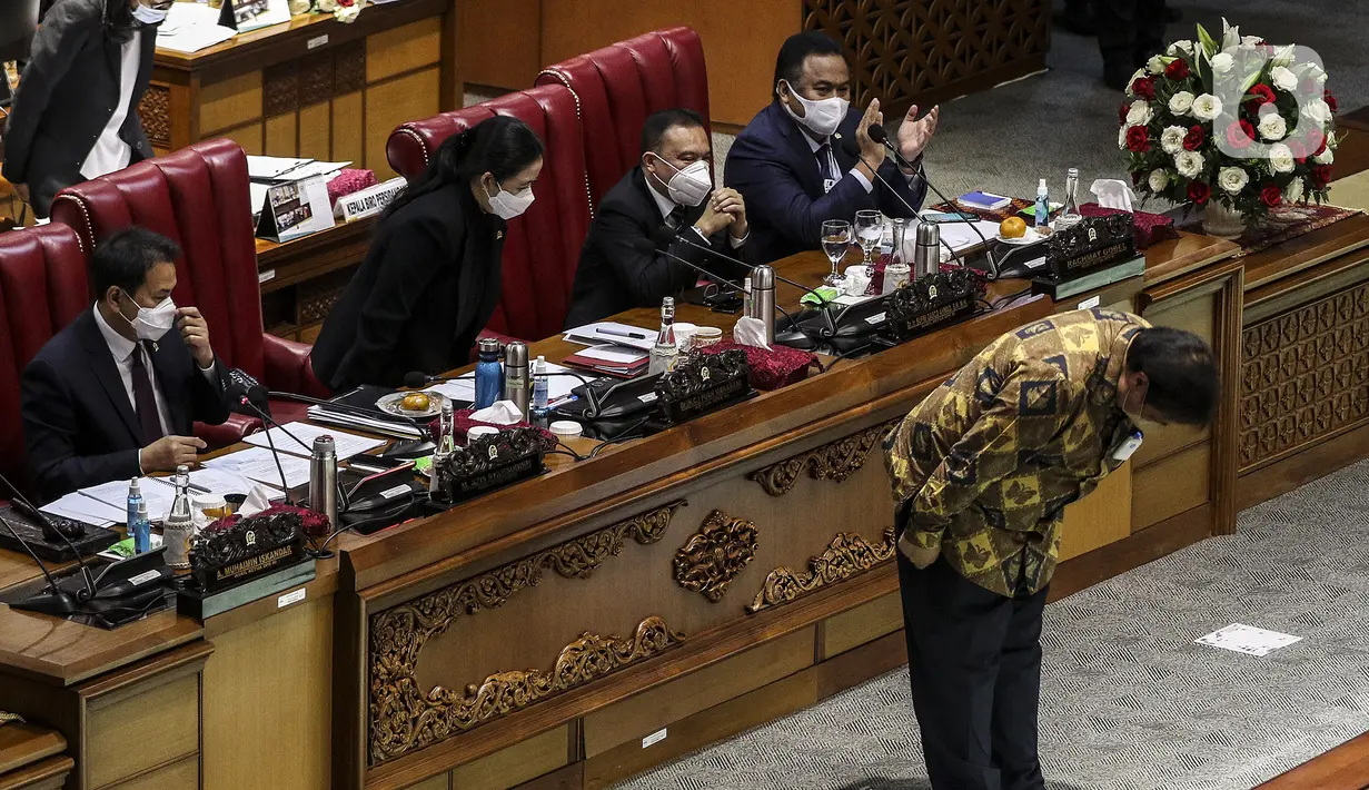 Menko Perekonomian Airlangga Hartarto memberikan salam kepada anggota DPR disaksikan Pimpinan DPR saat Rapat Paripurna di Kompleks Parlemen, Jakarta (5/10/2020). Rapat membahas berbagai agenda, salah satunya mengesahkan RUU Omnibus Law Cipta Kerja menjadi UU. (Liputan6.com/JohanTallo)