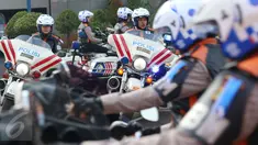 Sejumlah Polisi Wanita beraksi dengan Motor gedenya menunjukkan safety Riding yang benar dan aman saat apel di Korlantas Polri, Jakarta, Selasa (9/5). Jelang Bulan Ramadhan korlantas gelar Pasukan Operasi Patuh Jaya 2017. (Liputan6.com/Helmi Afandi)