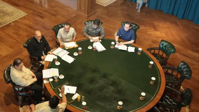 Presiden RI Prabowo Subianto menggelar pertemuan dengan sejumlah Menteri Kabinet Merah Putih. di Hambalang, Minggu, 15 Februari 2026. (Foto: istimewa)
