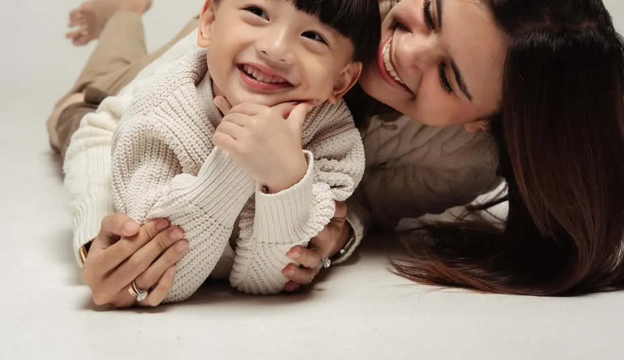 Pasangan ibu anak ini terlihat begitu hangat dalam beberapa foto terbaru yang sederhana [@audimarissa]