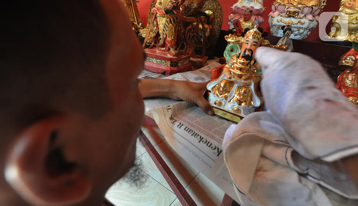 Warga keturunan Tionghoa membersihkan rupang atau patung dewa dan dewi di Vihara Kwan In Thang, Pondok Cabe, Tangerang Selatan, Banten, Minggu (19/1/2020). Tradisi untuk membersihkan jiwa dan fikiran bagi umat Tionghoa ini rutin dilakukan jelang Imlek. (merdeka.com/Arie Basuki)