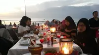 Makan malam di Jimbaran