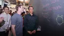 <p>Mark Zuckerberg membaca pesan yang ditulis Presiden Jokowi di dinding saat berkunjung ke kantor Facebook di Silicon Valley, San Fransisco, Rabu (17/2). Dalam kunjungan itu Jokowi disambut langsung oleh CEO Facebook, Mark Zuckerberg. (Setpres/Biro Pers)</p>