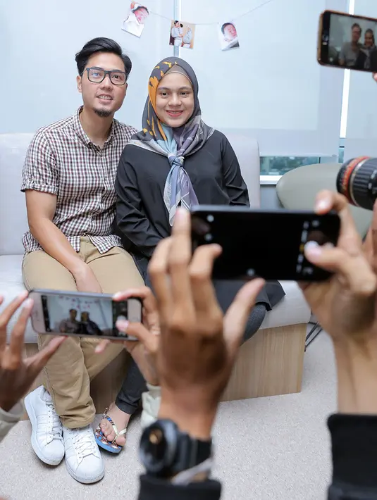 Nycta Gina dan Rizky Kinos saat memberikan keterangan setelah kelahiran anak keduanya pada 27 Maret di Rumah Sakit St Carolus, Salemba, Jakarta Pusta, Kamis (29/3/2108). (Deki Prayoga/Bintang.com)