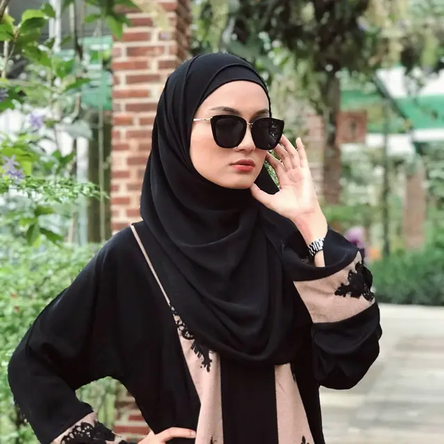 6 Potret Jihan Salsabila, Istri Ustaz Syam Elmarusy yang Memesona