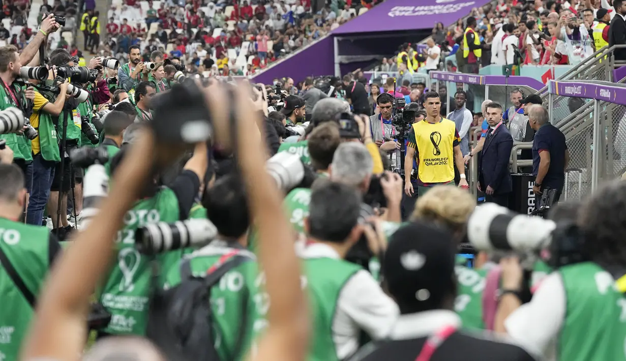 Fotografer memotret Cristiano Ronaldo tiba untuk duduk di bangku sebelum dimulainya pertandingan sepak bola babak 16 besar Piala Dunia antara Portugal dan Swiss, di Stadion Lusail di Lusail, Qatar, Selasa (6/12/2022). (AP Photo/Pavel Golovkin)