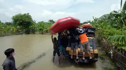 Tim Tanggap Bencana Land Rover Club Indonesia (LRCI) bersiap menyalurkan bantuan untuk korban banjir di Desa Sindangsari, Kabupaten Bekasi, Jawa Barat, Rabu (24/2/2021). Banjir di kawasan tersebut diakibatkan jebolnya tanggul Sungai Citarum dan luapan air Sungai Ciherang. (merdeka.com/Imam Buhori)