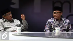 Ketua PBNU Said Aqil Siradj (kiri) saat menghadiri acara yang dipandu Najwa Shihab di Jakarta, Rabu (2/11). Said Aqil mengapresiasi personel polisi bersorban putih yang diturunkan untuk mengamankan aksi damai bela Alquran. (Liputan6.com/Faizal Fanani)
