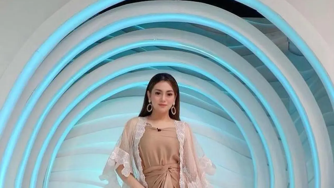 10 Ide Style Kaftan agar Tampilan Terlihat Mewah, dari Raisa Andriana hingga Krisdayanti