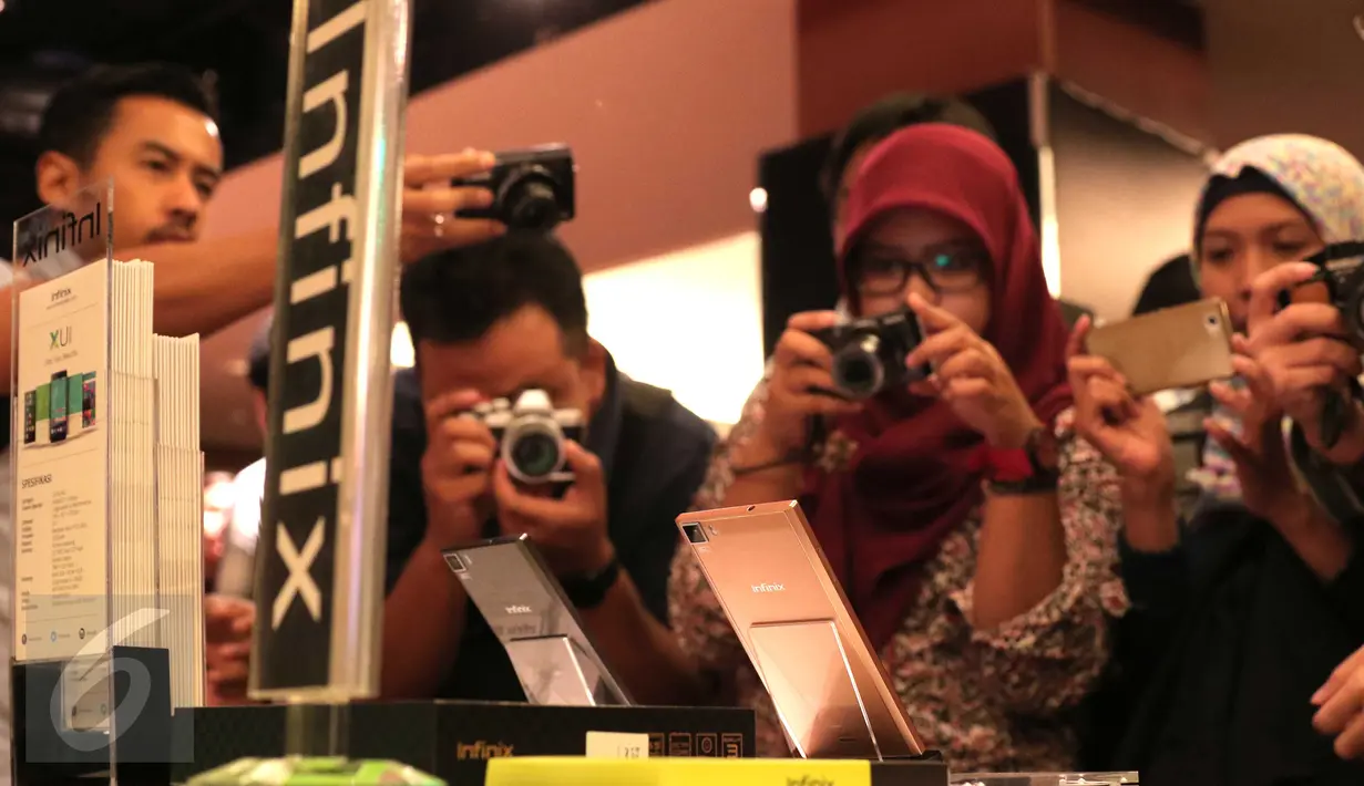 Pengunjung memfoto Smartphone Infinix Zero 3 saat peluncuran perdana di Jakarta, Senin (29/2/2016). Infinix Zero 3 hadir dengan mengusung spesifikasi kelas atas yang menawarkan kualitas kamera diatas rata-rata. (Liputan6.com/Angga Yuniar)